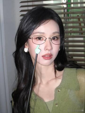 陈都灵银框眼镜高智感都来品品陈都灵的银框眼镜造型！简约银框放大五官优势，满满的