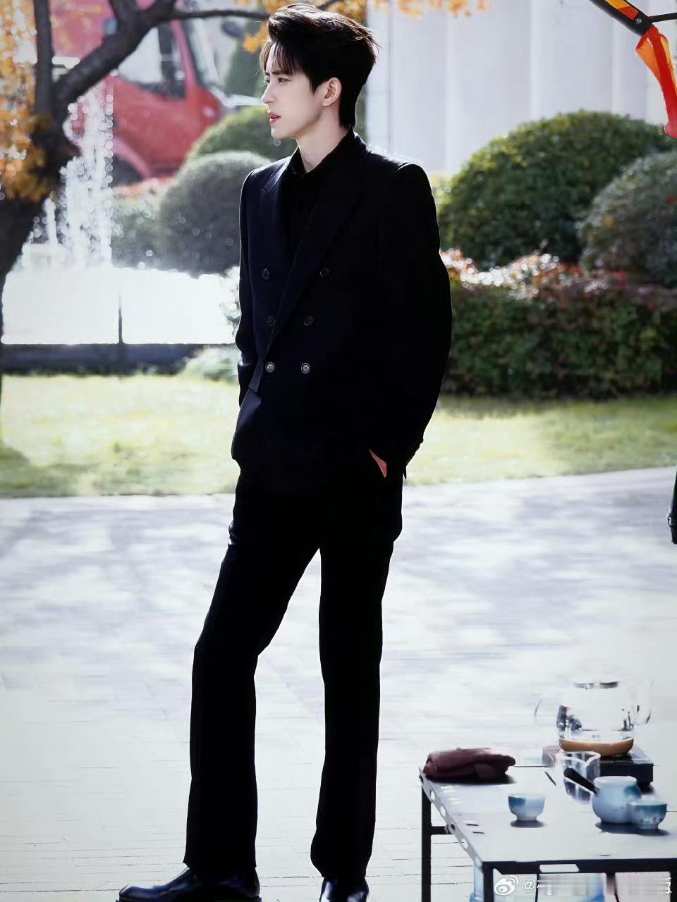 敖瑞鹏不二之臣西装路透敖瑞鹏帅啊！条儿很顺！