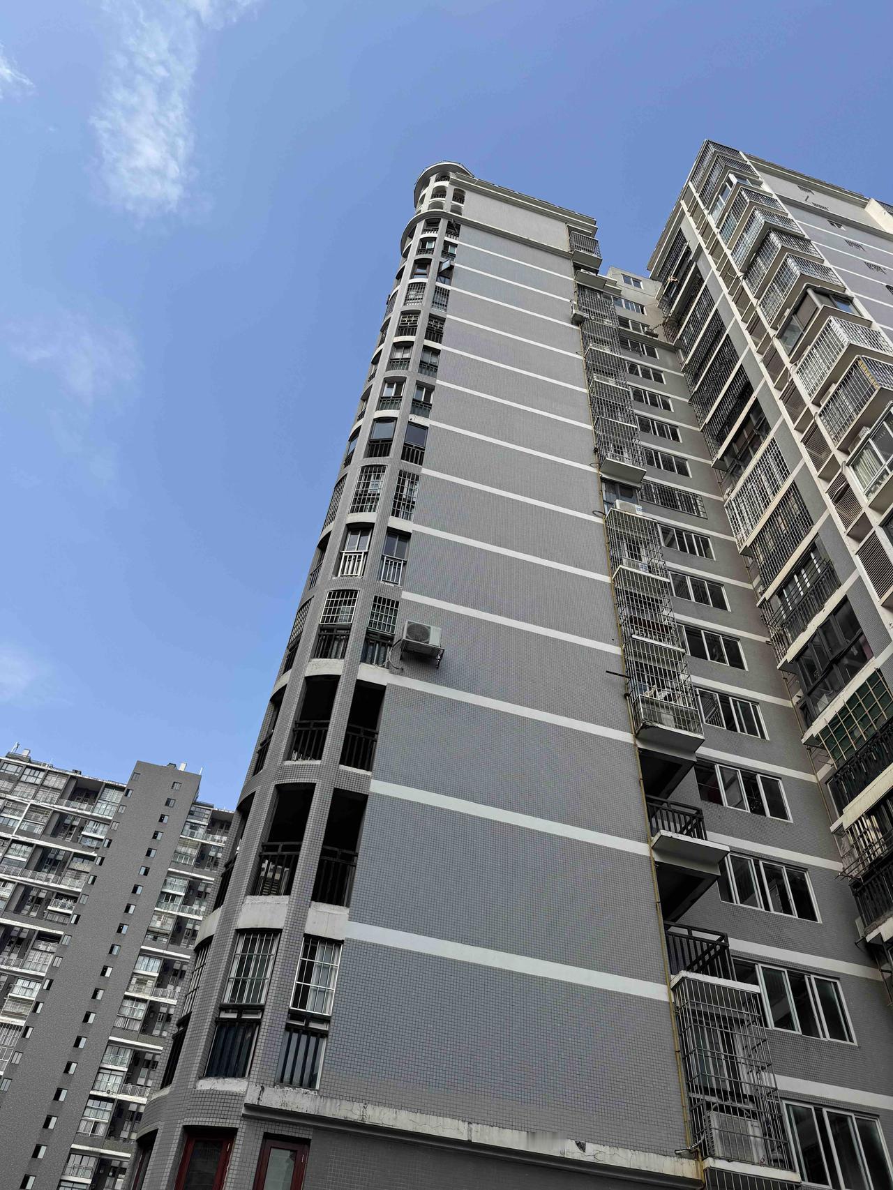 很多人想不通，现在买房的人少了，满大街的中介，也拿不到多少佣金，他们怎么活下去啊