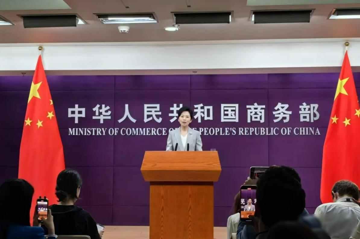 马克龙拒不接受反制，要求欧盟27国一致对华，不料先出了“叛徒”欧盟委员会大楼里