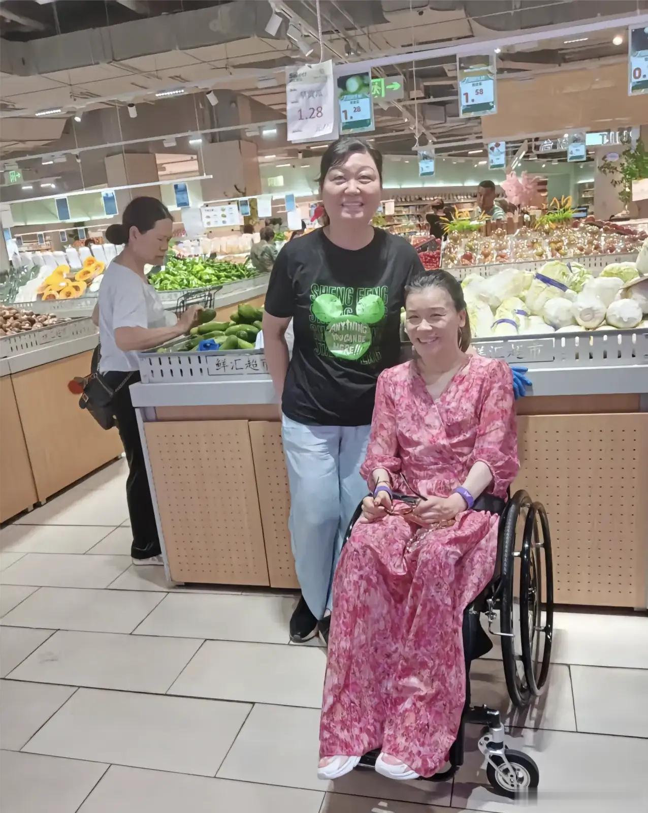 45岁桑兰和老公黄健在北京逛超市买菜被偶遇，她坐在轮椅上，穿着一条碎花长裙，脸色