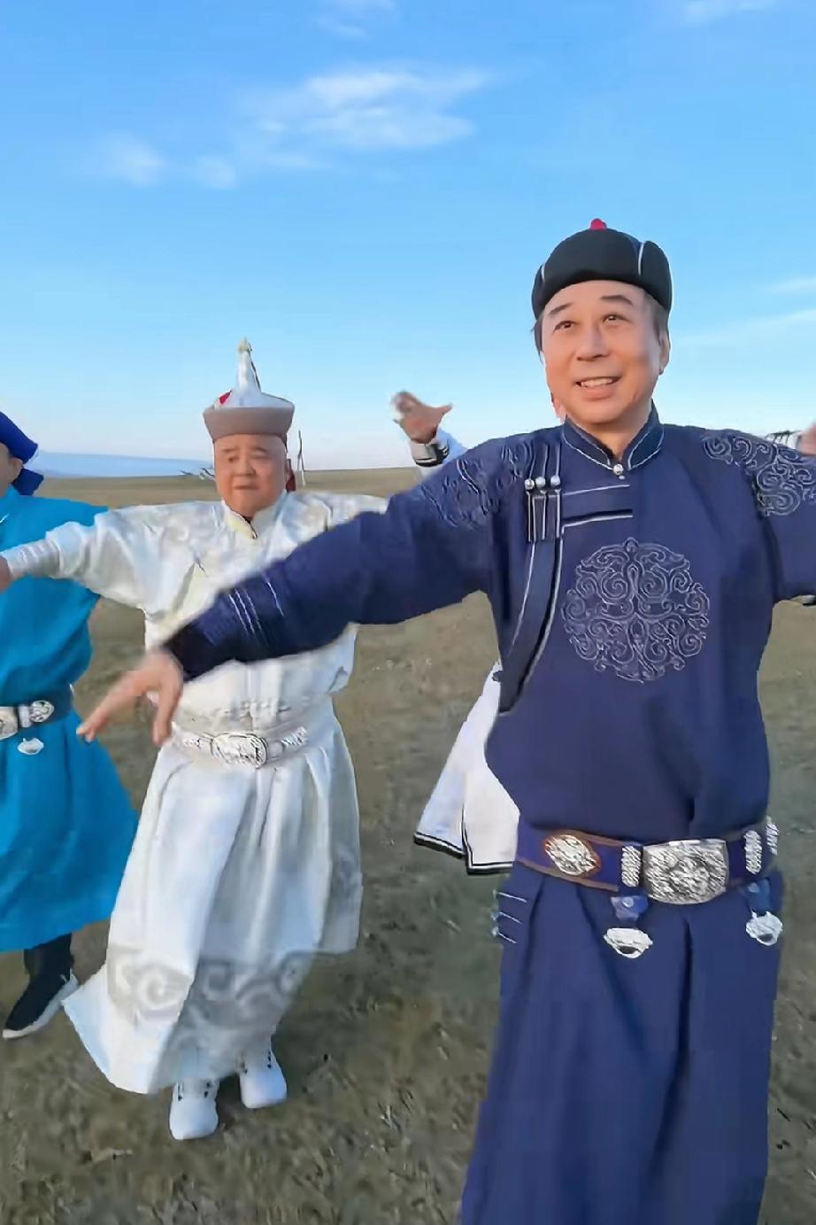 相声演员冯巩跳舞还是第一次看见，看来他对跳舞不是太在行，他是靠耍嘴皮子吃饭的，嘴