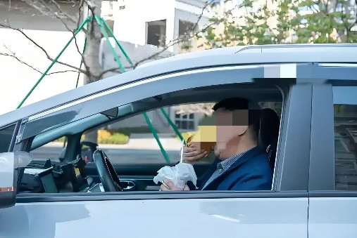 上海，一男子开网约车，他接到订单，立刻接了乘客上车，谁知刚把乘客送到，男子心脏病