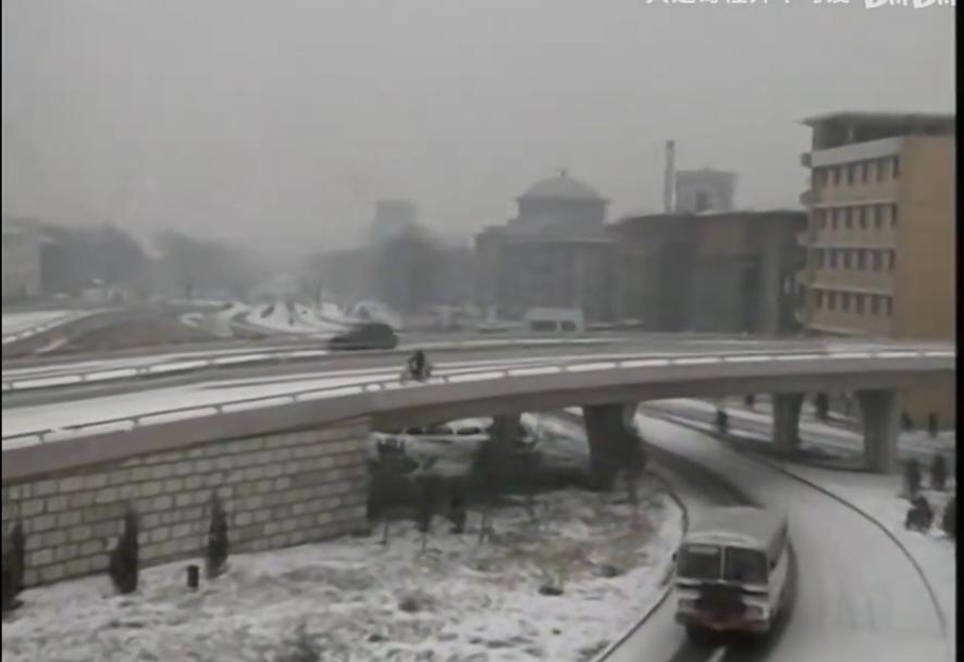 今天老公破天荒的没有出门，中午吃完饭，坐在餐桌上，期期艾艾的看着我，欲言又止。
