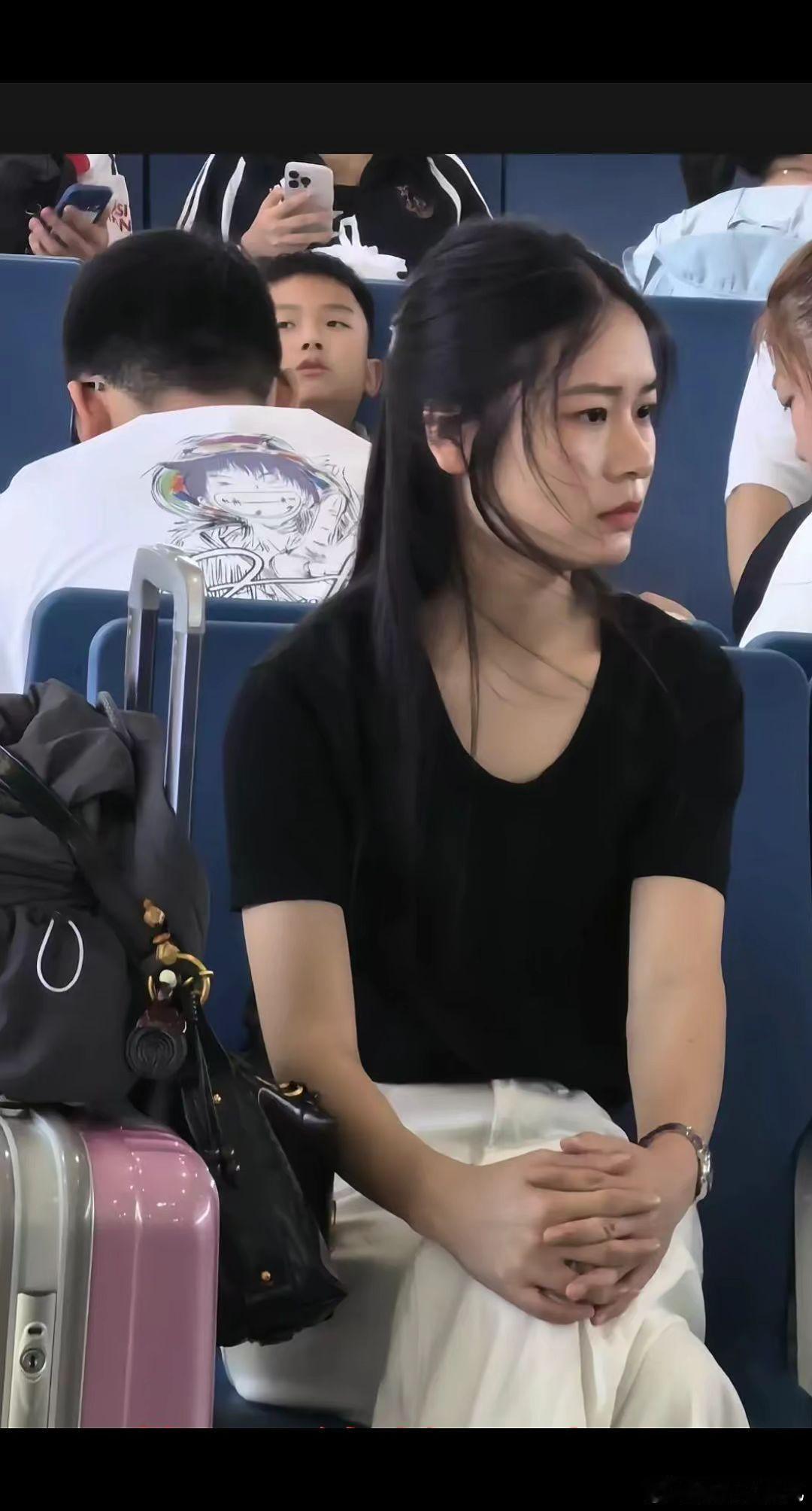 高铁上的女孩她没有美甲，没有项链，没有发染，没有华丽的穿着，更没有名贵的手镯