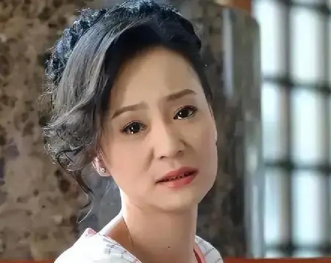 66岁的刘雪华一个人住在上海的大房子里，每天早上6点雷打不动给远在加拿大的姐姐打