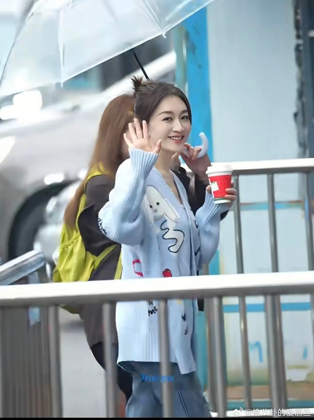 我真是要哭😭，小冉熬夜打游戏吃零食，为啥感觉状态还是那么好，我熬个夜就跟🐼一