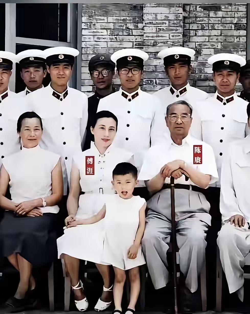 难得一见的陈赓将军完整全家福！画面里满门后辈投身海军，足以窥见将军家风。很多人熟