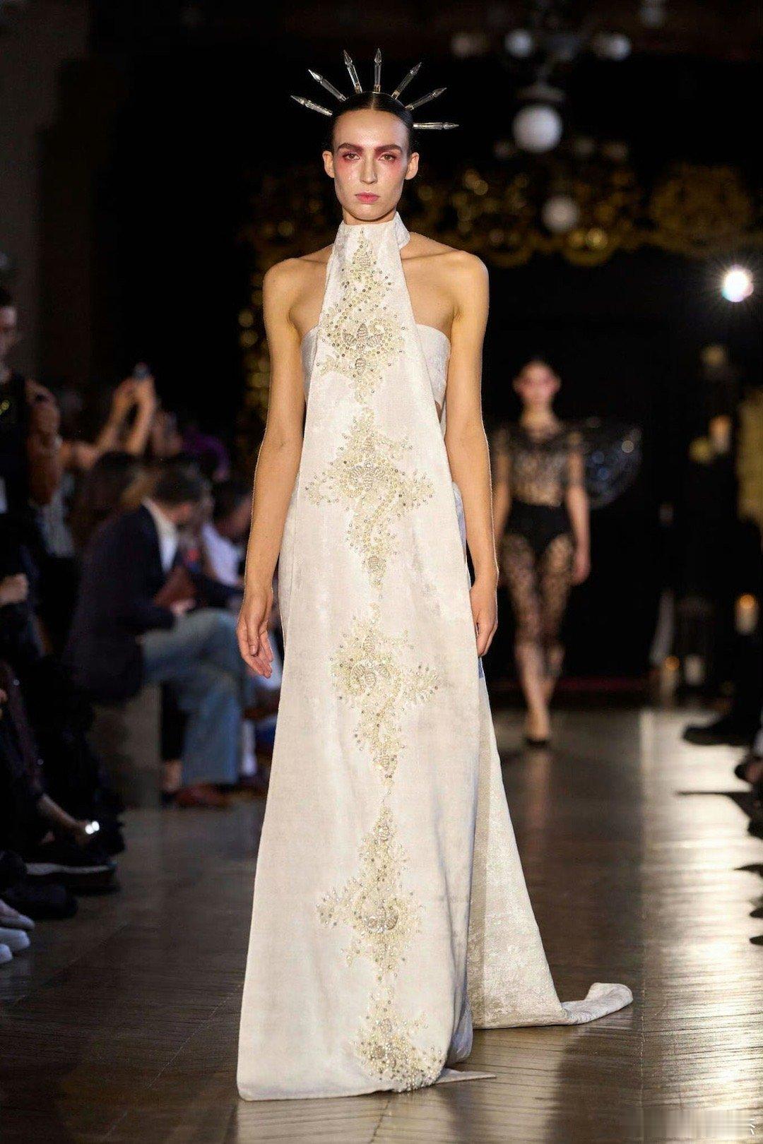 angelababy｜杨颖Angelababy本次风尚志杂志高定➡️数量四套