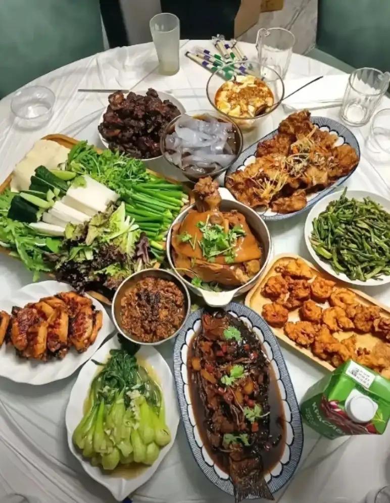 这一桌菜你能喝几瓶啤酒？