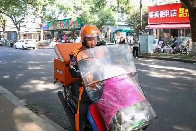 2月28日中午，杭州外卖员尹忠宇在送餐途中突然警觉到异常，他果断停下脚步。而正是