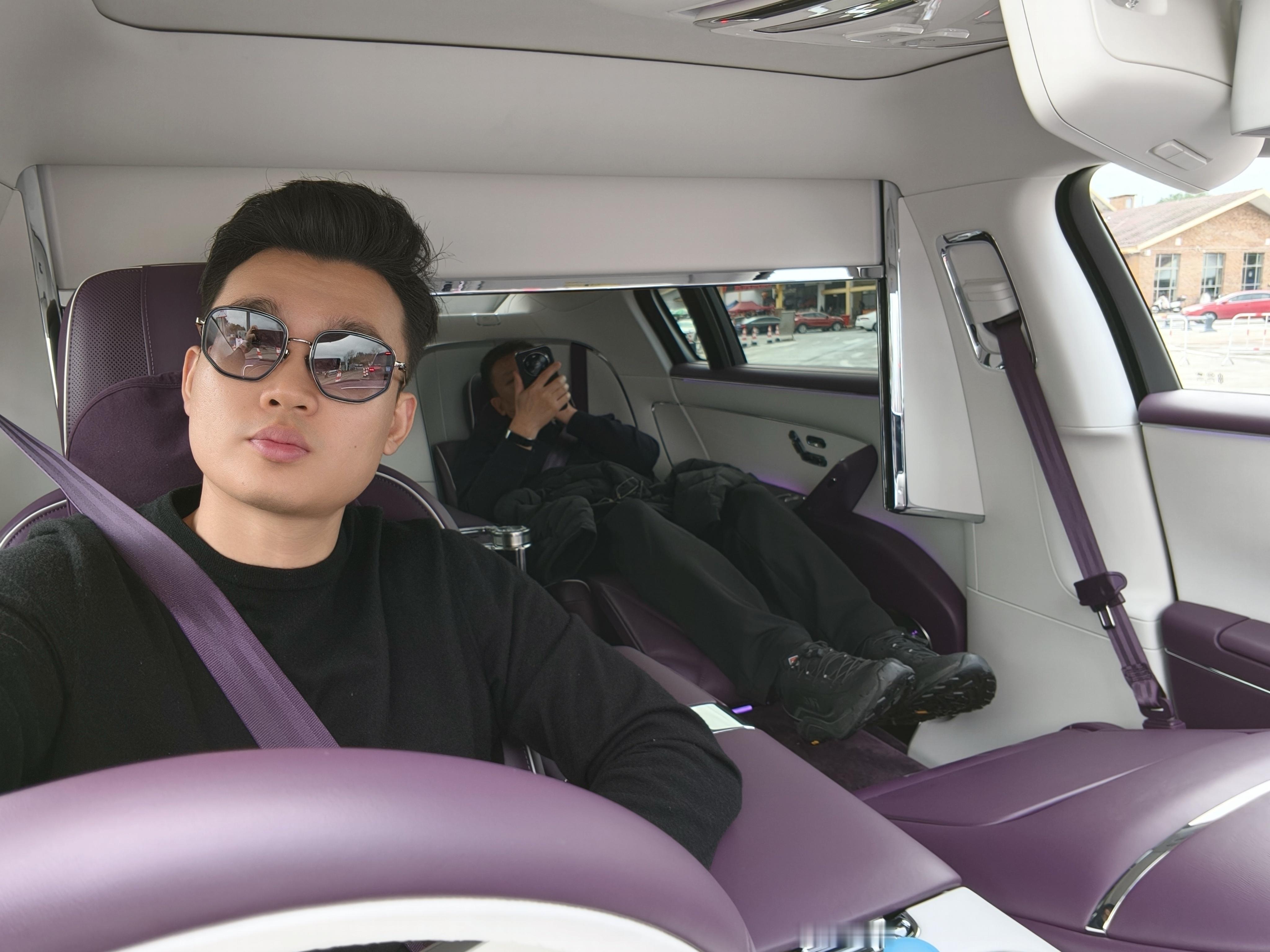 开了四百公里，第一次补能，我爸去后排休息了，继续出发