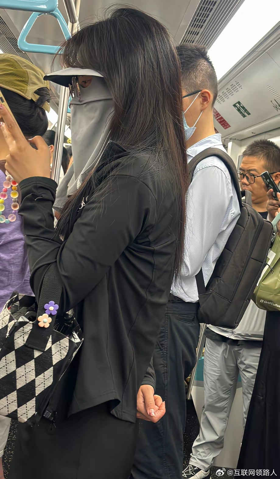 上海地铁总能见到一些奇特的乘客。地铁内没有日晒，按理不会晒黑。把脸包裹严实反而容