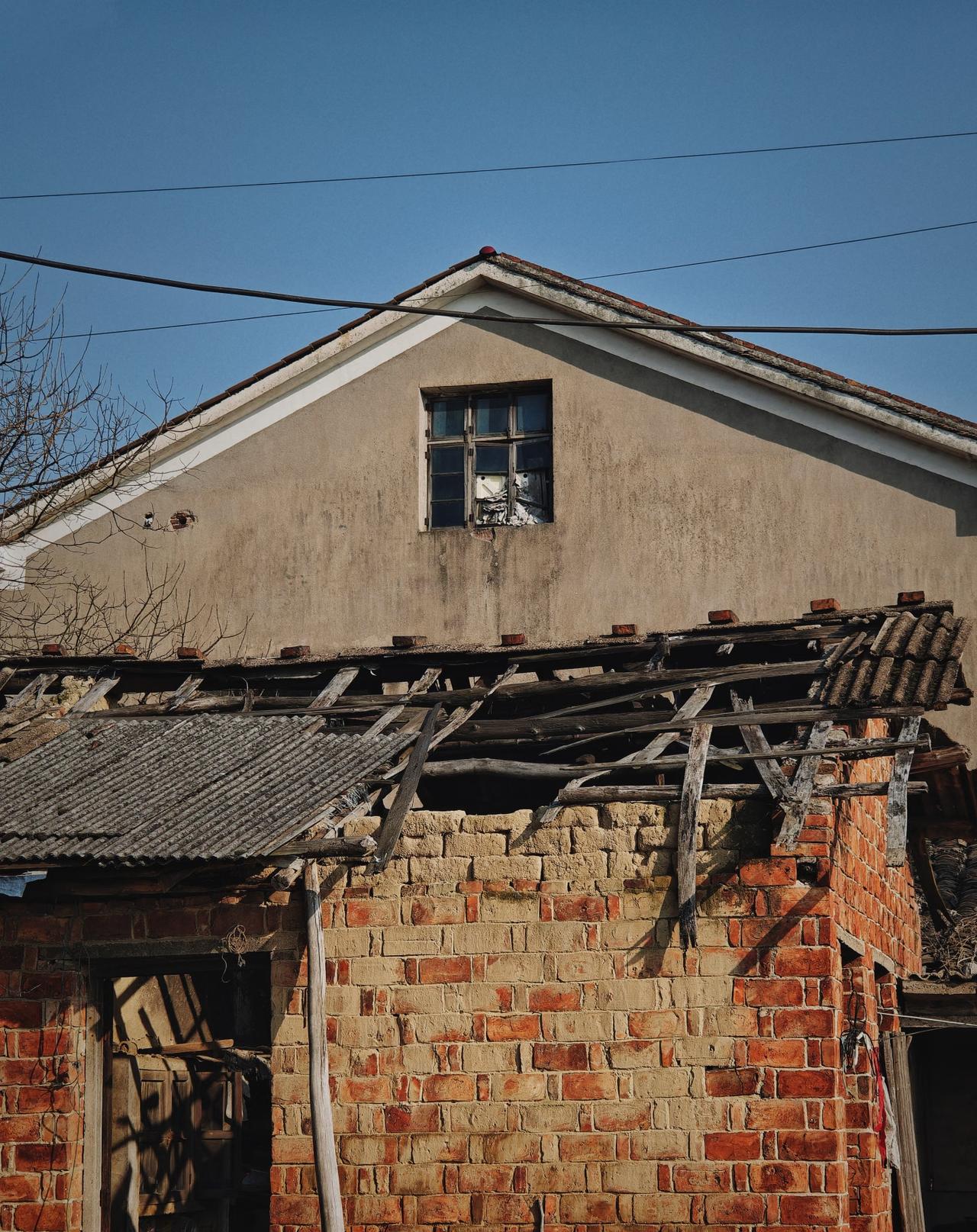 今年年三十，我不顾孩子的阻拦，执拗得拉着老伴回了老家过年。晚上，女儿打视频电话