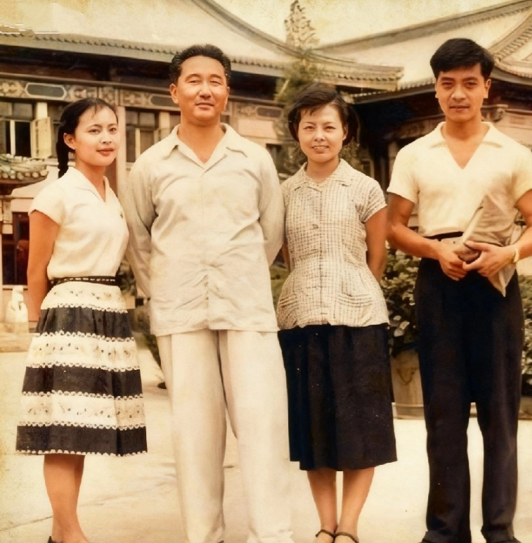 央视第一代主持人的珍贵合影，摄于1960年。左起：吕大渝、齐越、沈力、赵忠祥