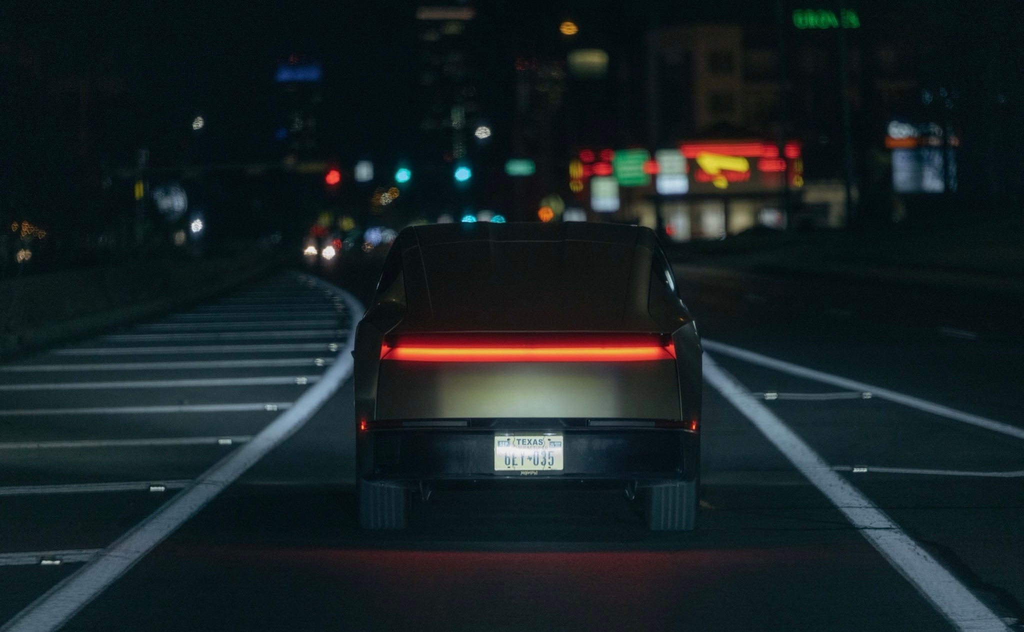 特斯拉已开始通知美国客户，FSD免费转移服务将于3月31日结束。几天前，马斯克宣