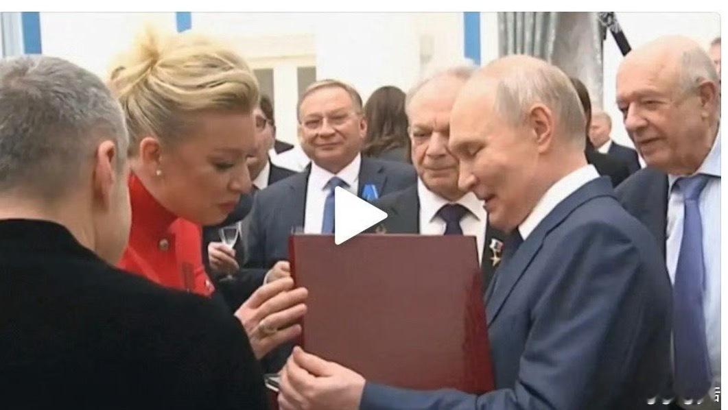 恋爱脑给扎哈罗娃送了一件名贵的生日礼物，而俄罗斯🇷🇺士兵的干尸镶嵌在乌克兰的