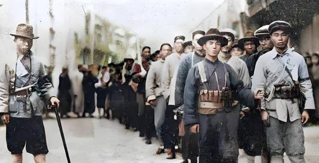 1947年地下党被处决前婉拒房东送的断头饭：“我吃不下”，房东弯腰轻声说：“这碗