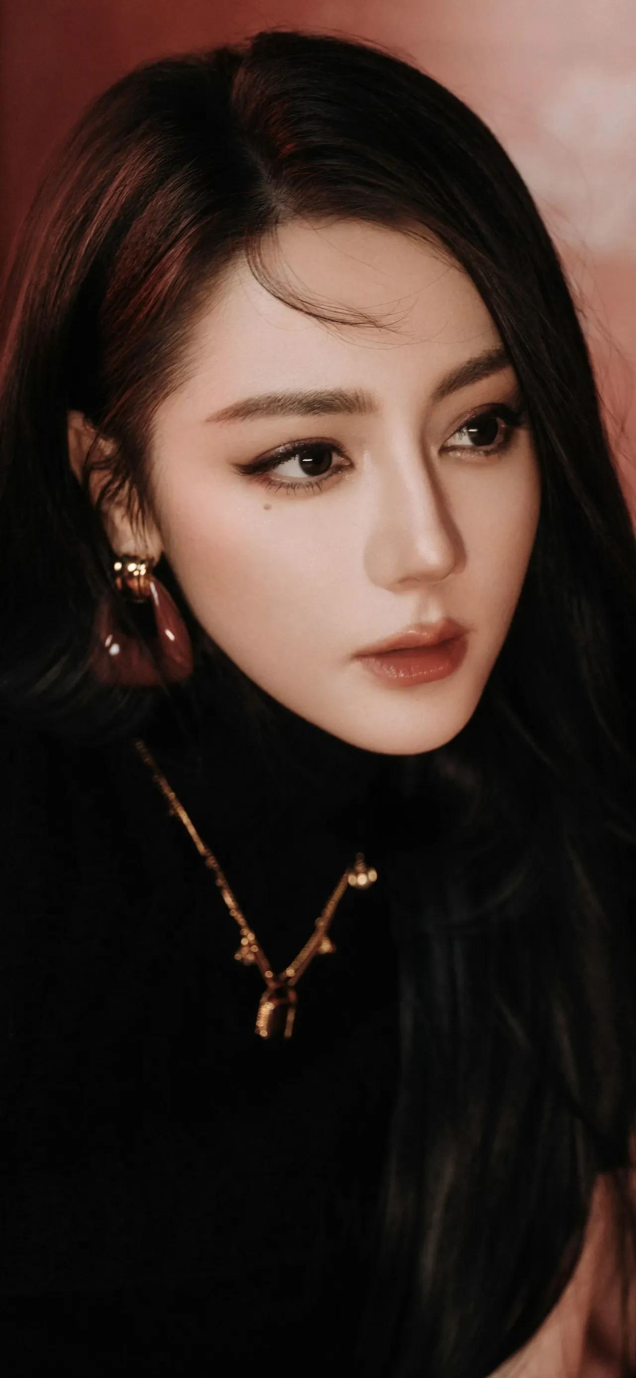 美女壁纸～迪丽热巴朱砂染尽岁月，墨色晕开锋芒，她倚在时光的褶皱里，用一抹浓