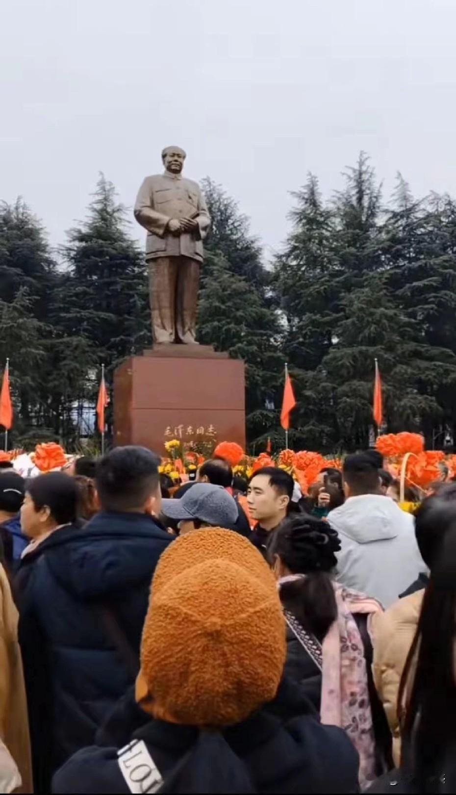 12月26日，是毛主席他老人家的诞辰日，在毛主席家乡的广场上，人山人海，非常的壮