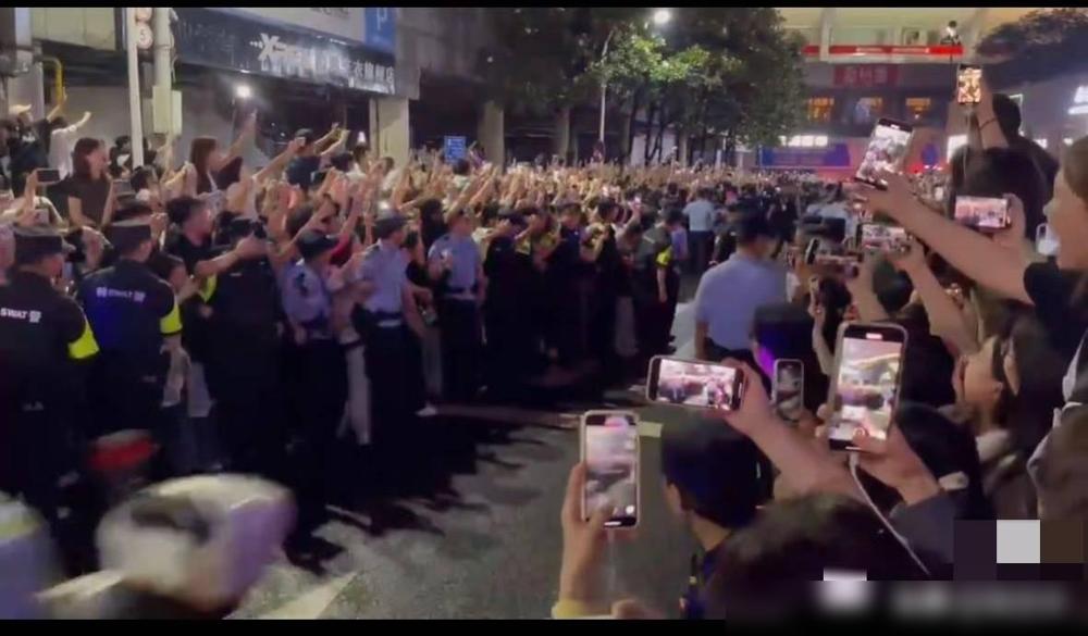 周杰伦在日本街头悠闲逛街的照片火了，不少人纳闷：为啥明星都爱往日本跑？说真的