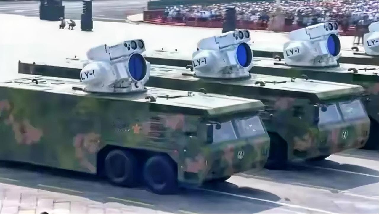 一夜变出百艘激光战舰！西方嘲笑沦为噩梦，台独末日已至2025年9月，长安街