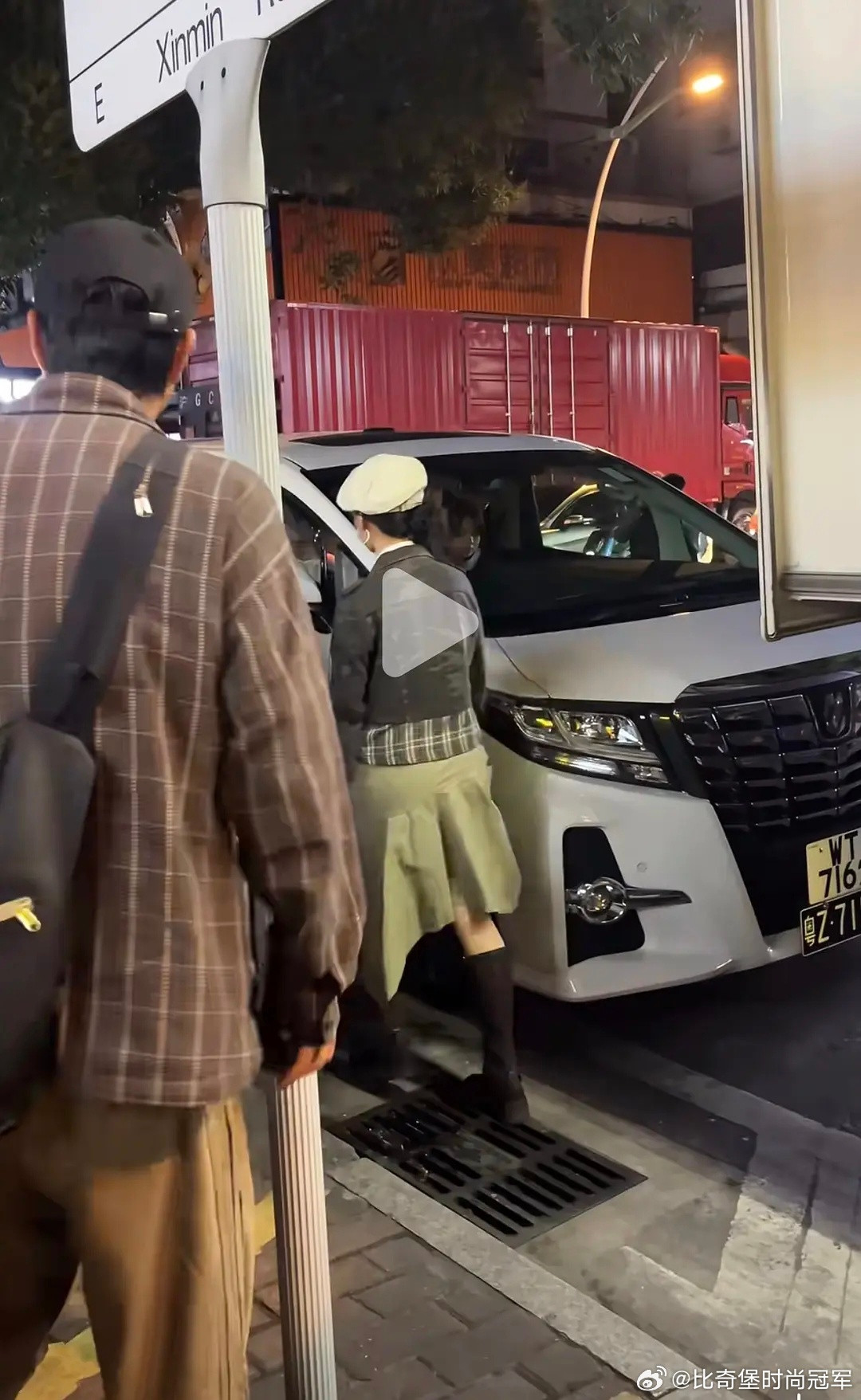 张婧仪这个帽子有一点洋不洋土不土的滑稽感🤣