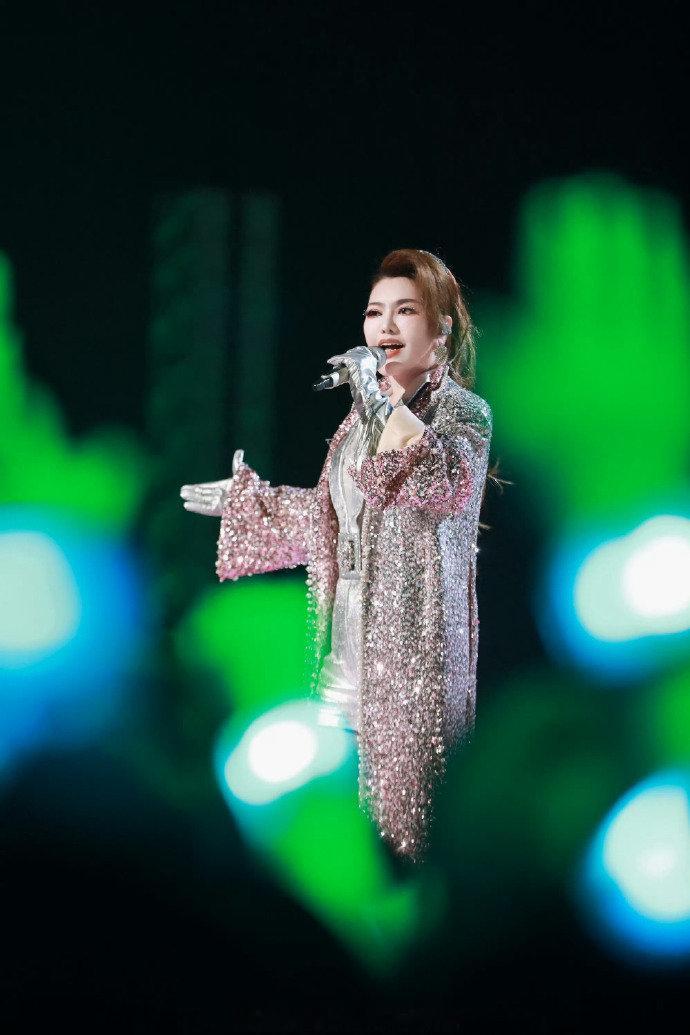 乌兰图雅老马宝莉乘风2026看乌兰图雅在节目化身“老马宝莉”，半永久高卷发