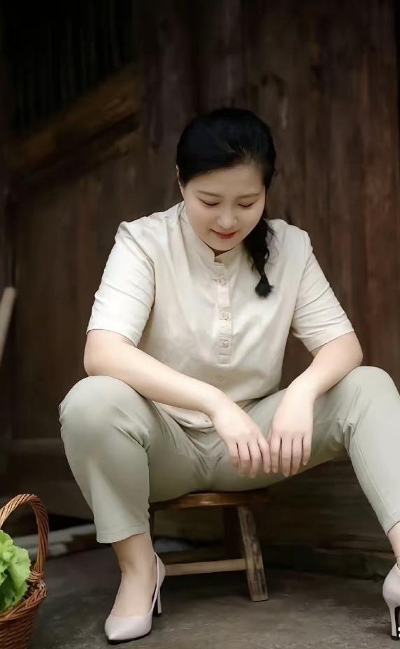 凝思（现代诗）我在木凳上坐下像一粒纽扣扣住了午后的寂静阳光在