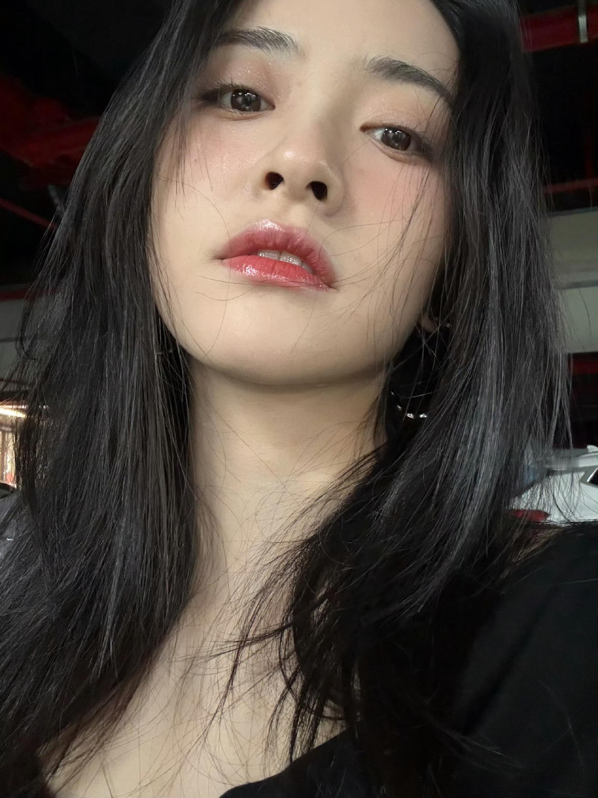 这有一朵花儿被浇到啦，沈月什么时候发vlog啊