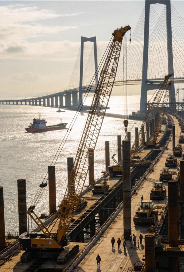 正在建厦金大桥，不管台湾当局同不同意，我们照样开工修建，工程已经修到金门边上了。