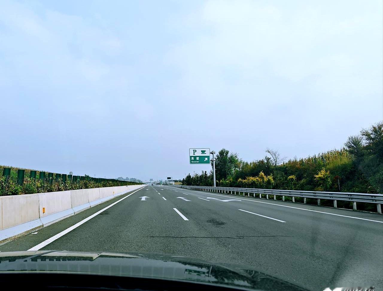 以为中秋上高速要进“停车场”，结果一上路我傻了眼：整段路像被我包了场，前后空荡荡
