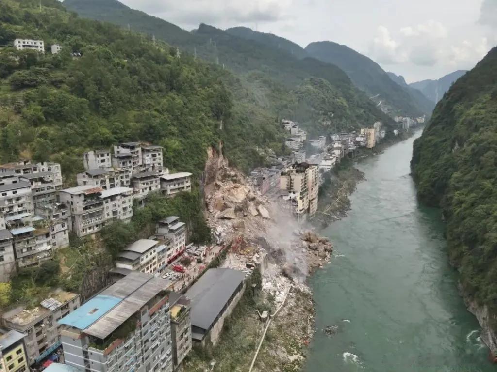 11人遇难，50人失联。当救援转入遗体搜寻阶段，现场已无生命迹象，这个数字沉重得