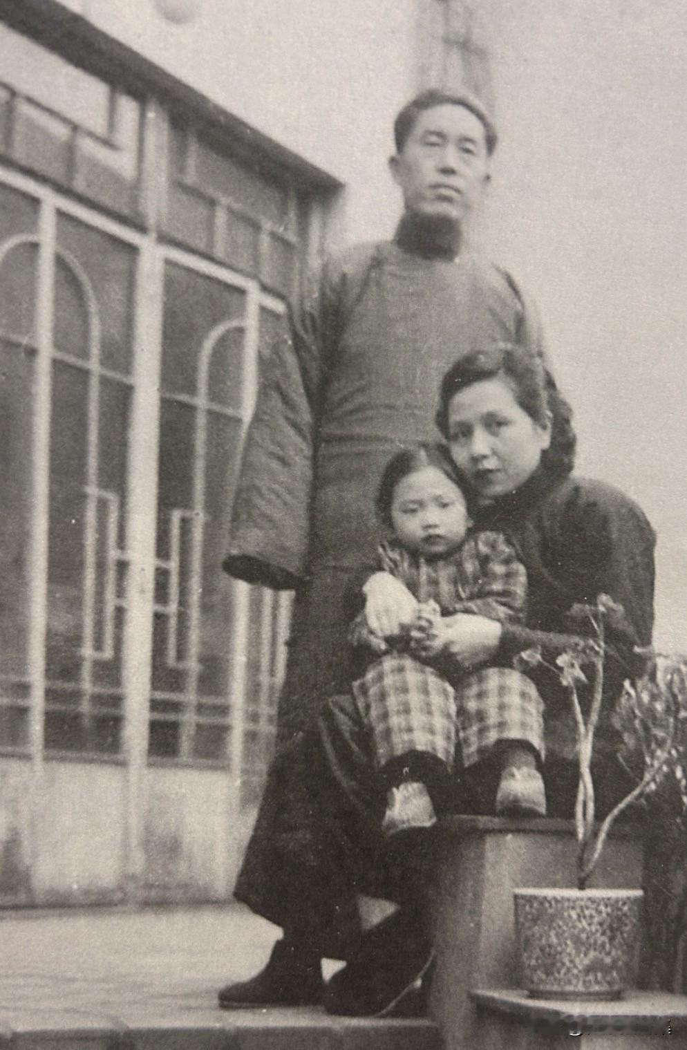 上世纪三十年代，郑洞国将军与夫人陈碧莲携内弟陈洋森之女摄于上海寓所。1933年，