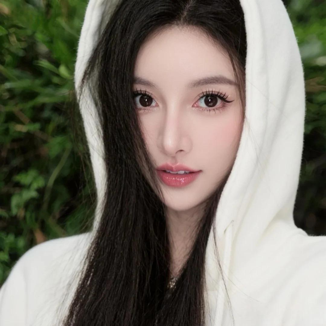 双眸又大又亮，犹如明媚阳光般给人温暖的小姐姐，唇瓣是浸过凝露琼浆的绛色绒膜，色泽