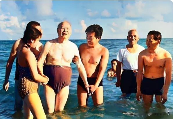 1978年夏天，81岁高龄的叶剑英元帅在北戴河游泳，在工作人员的搀扶下，面带笑容