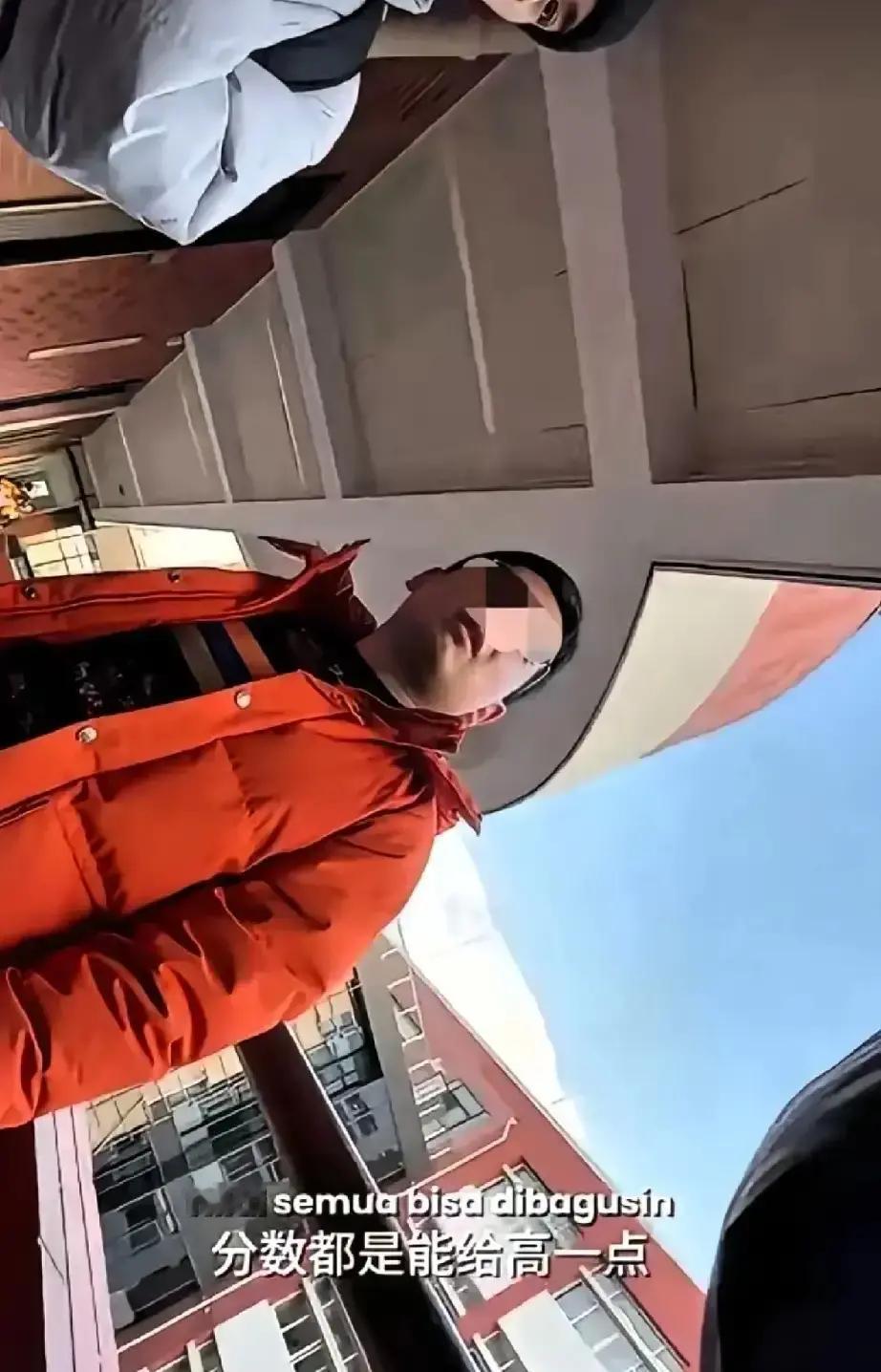 近日，发生了一件让人匪夷所思的事情。一群来自国外的留学生，居然要求老师把试卷弄成