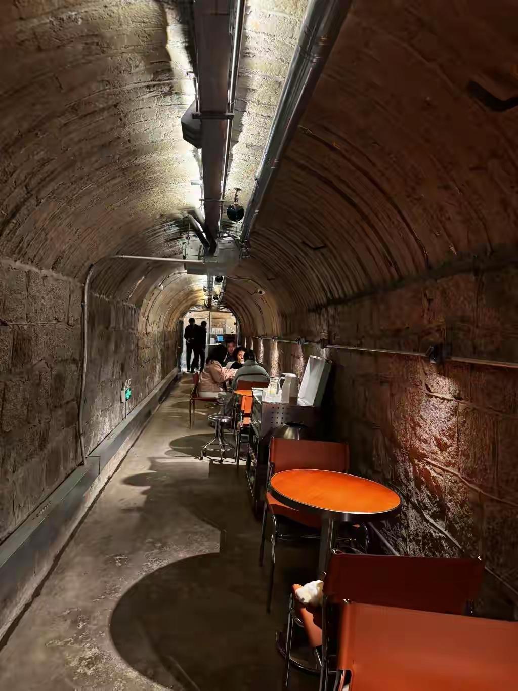 北京咖啡狂人爆改青岛39米废弃防空洞！渗水不修、桌子不稳，日入过万，网友吵翻天：