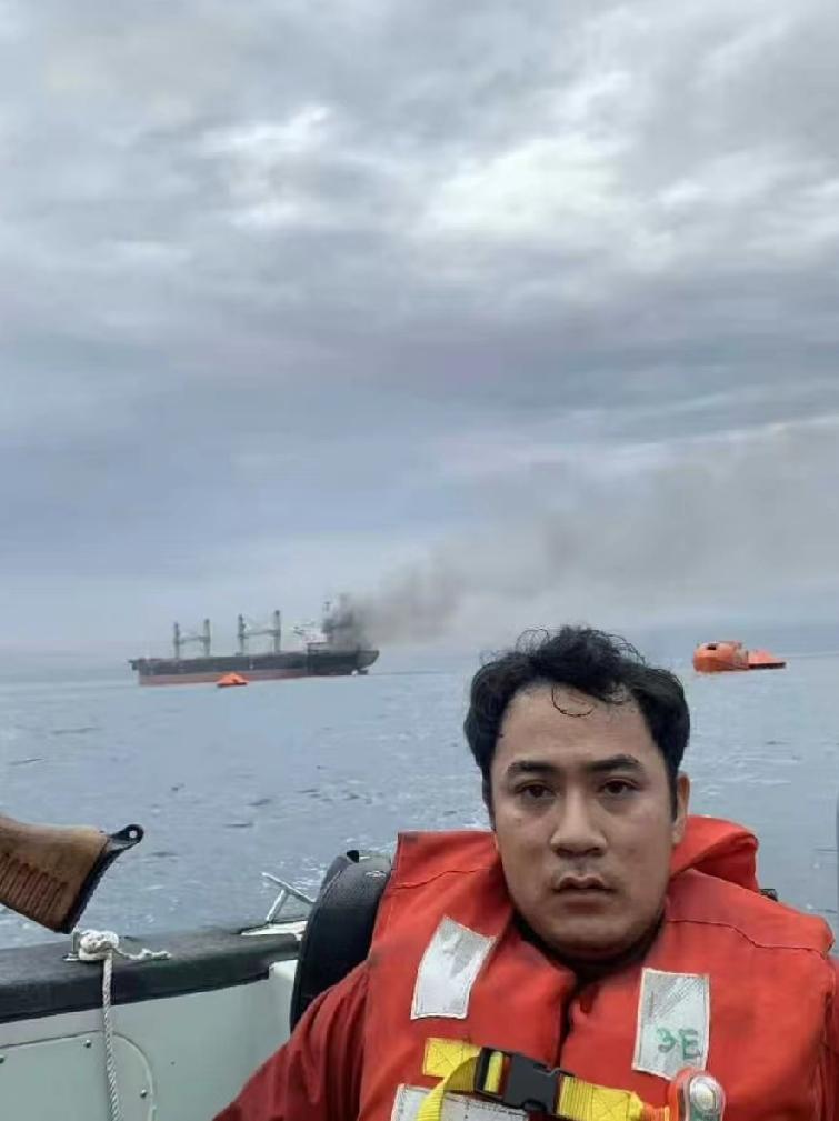 霍尔木兹海峡真出事了，泰国船被炸，3人还没找到，到底谁干的？3月11号上午，