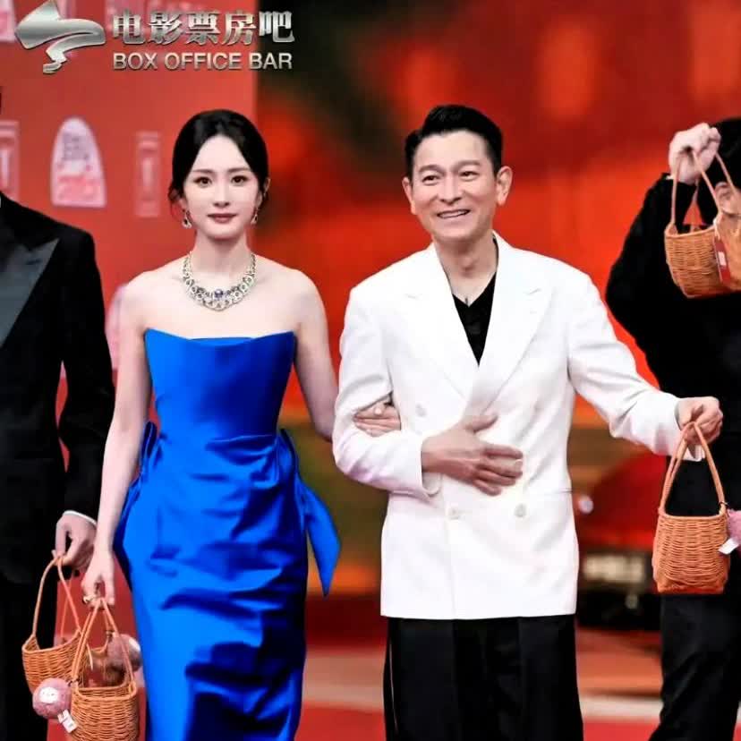 杨幂这次参加上海国际电影节的表现，真的是有点出乎意料，不仅没有让步于章子