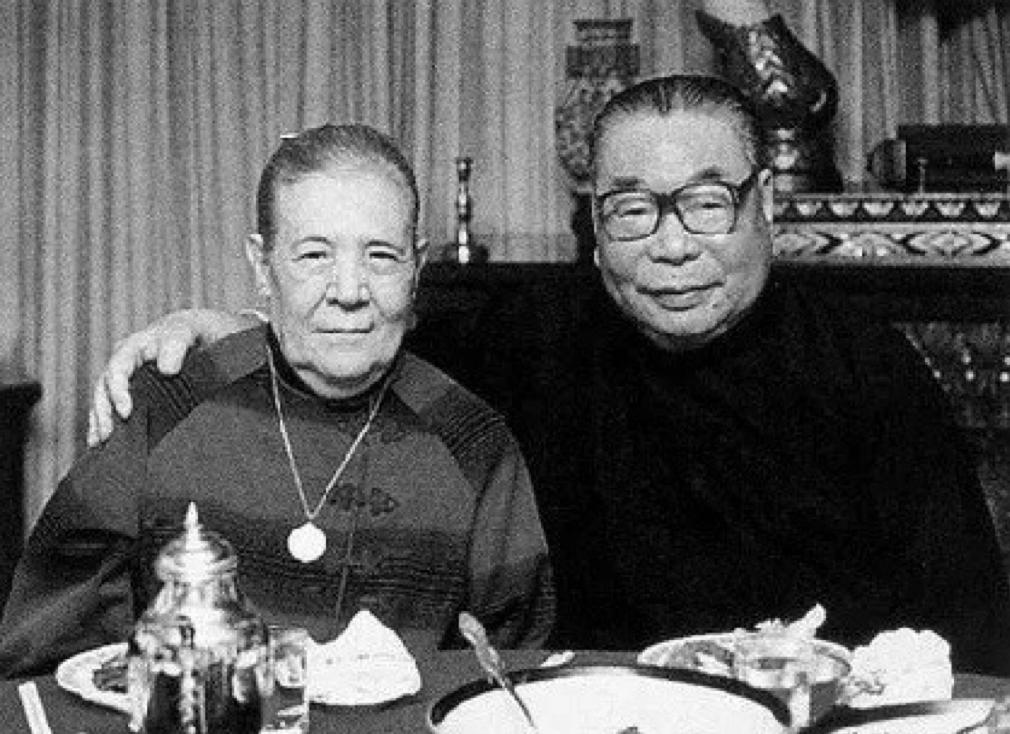 1985年，蒋经国与夫人蒋方良金婚（50周年）时的一张留影，镜头中的蒋经国主动搂