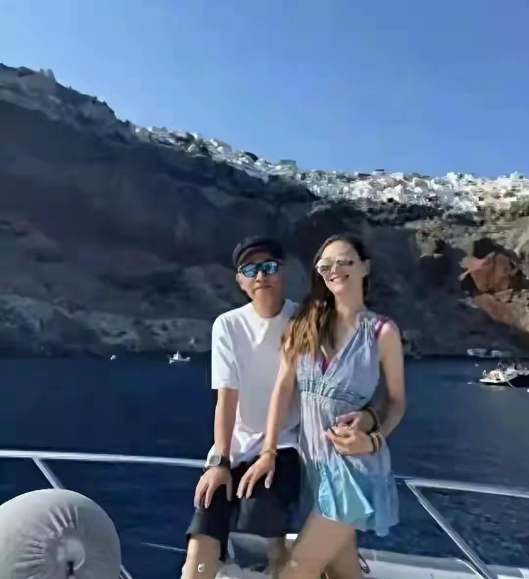 58岁陈小春带妻迪拜旅游，小16岁娇妻应采儿逆龄如少女！