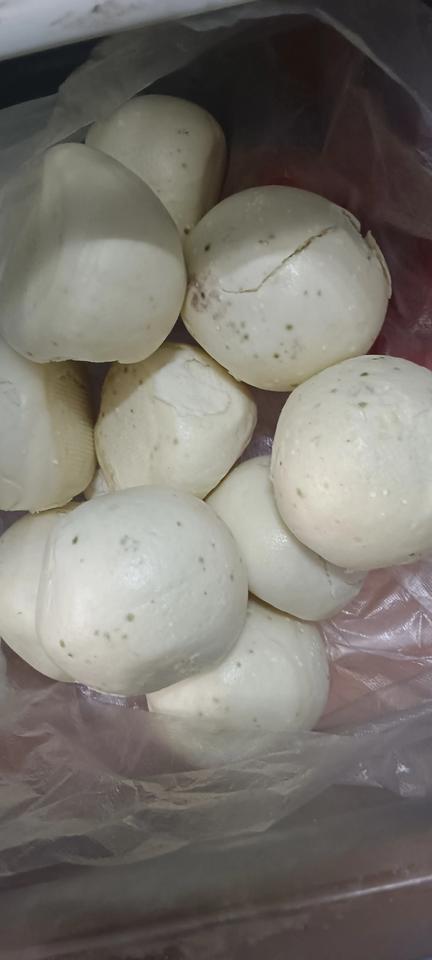 这才买三天的馒头怎么发霉了？你们说说怎么回事呀？我和婆婆买馒头买重了，放保