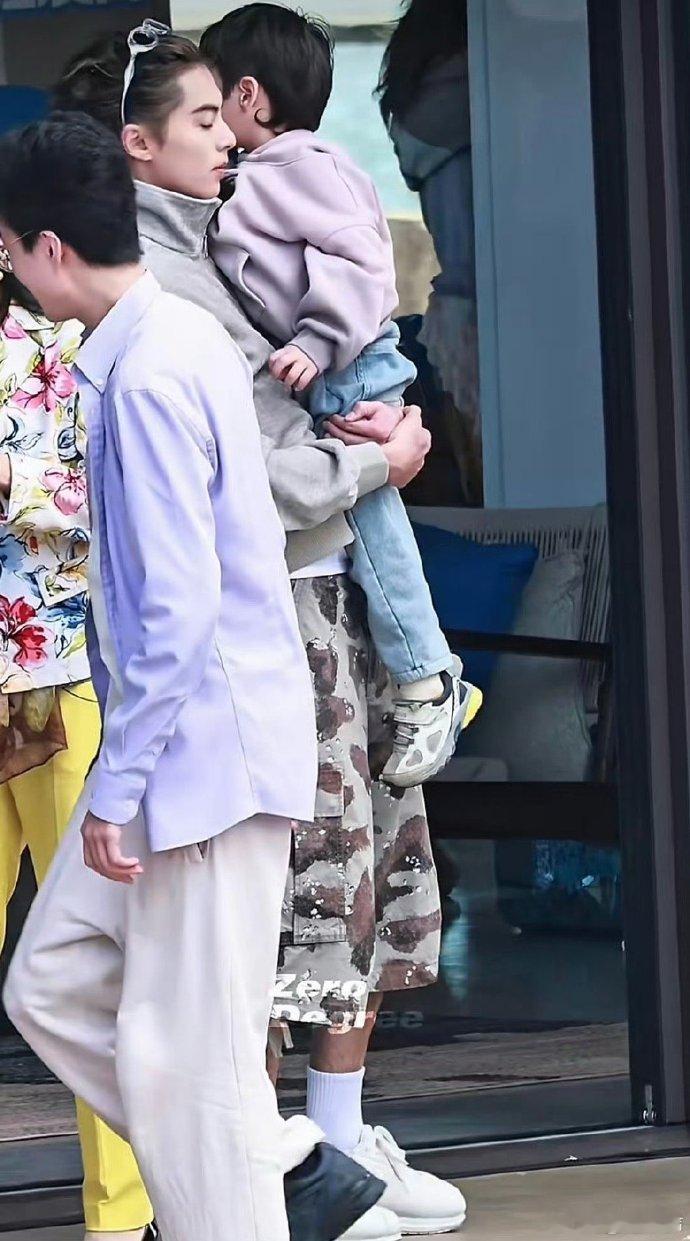 王鹤棣亲爱的客栈抱娃路透亲爱的客栈坐等亲爱的客栈正片播出，想看王鹤棣和小朋友更多