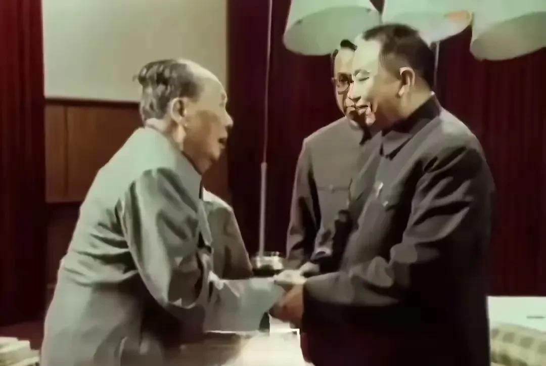 看到晚年毛主席与华国锋亲切握手的照片，心里满是感动。那紧紧相握的双手，传递着信任