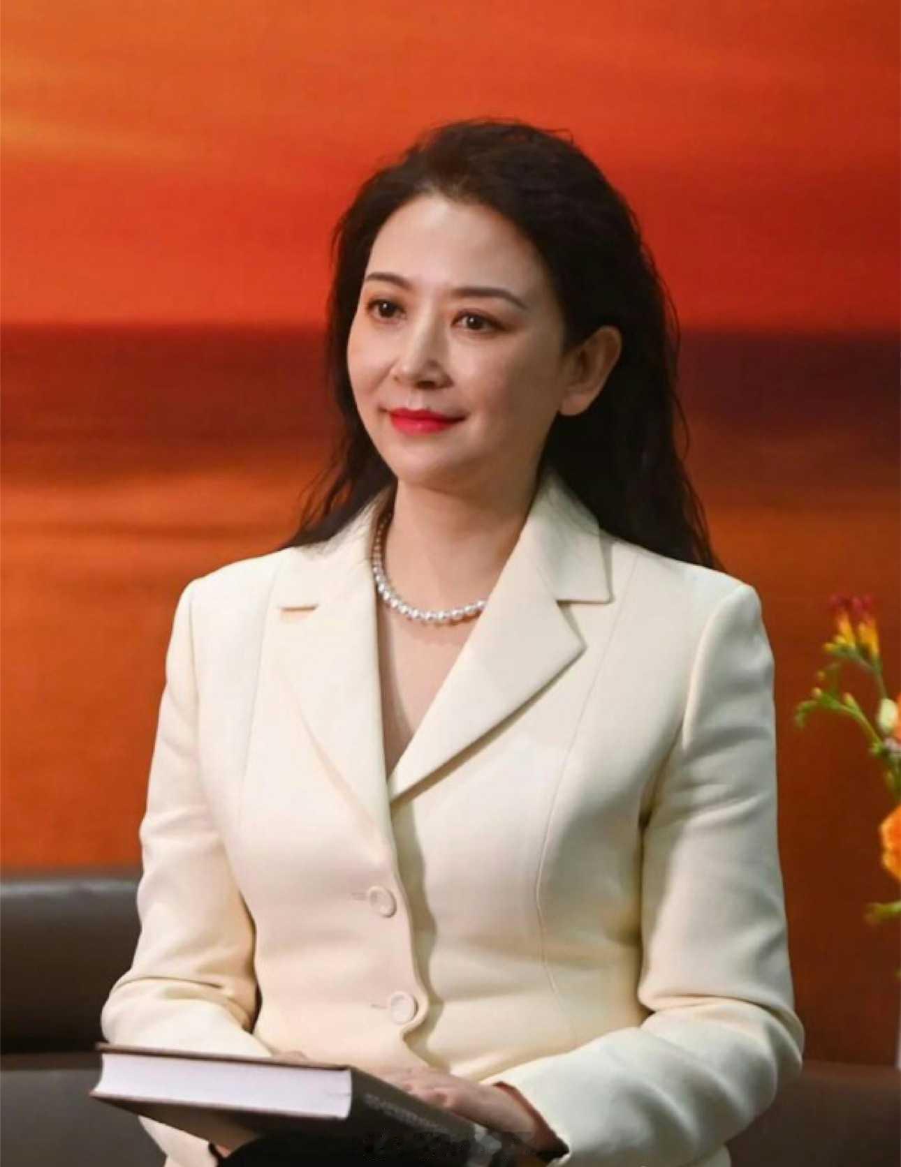 重庆官场有份量的事情，可能一半和她有关。重庆知名律师彭静被带走调查​​​