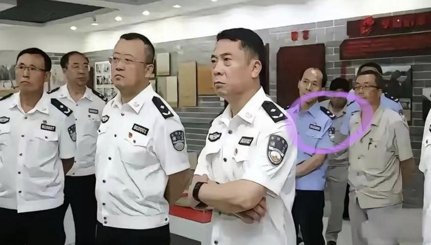 穿蓝衬衣的警察戴麦穗的还是第一次见到，不管是公安警察还是司法警察，戴这个警衔的不