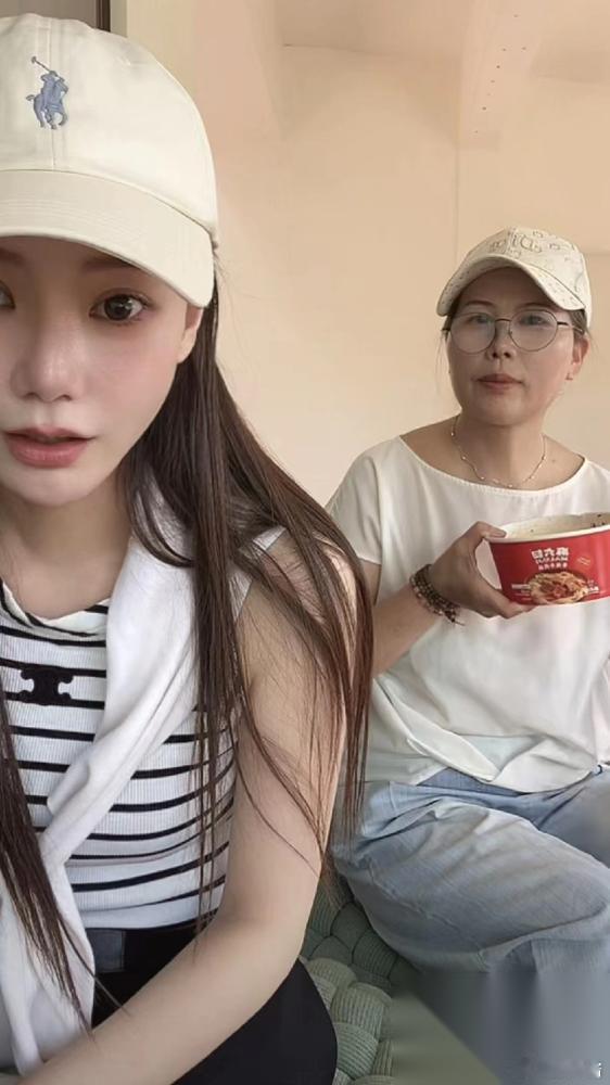 汪小菲这个新老婆，真不是个省油的灯。保姆小杨阿姨，以前在大S家干了十几年，规