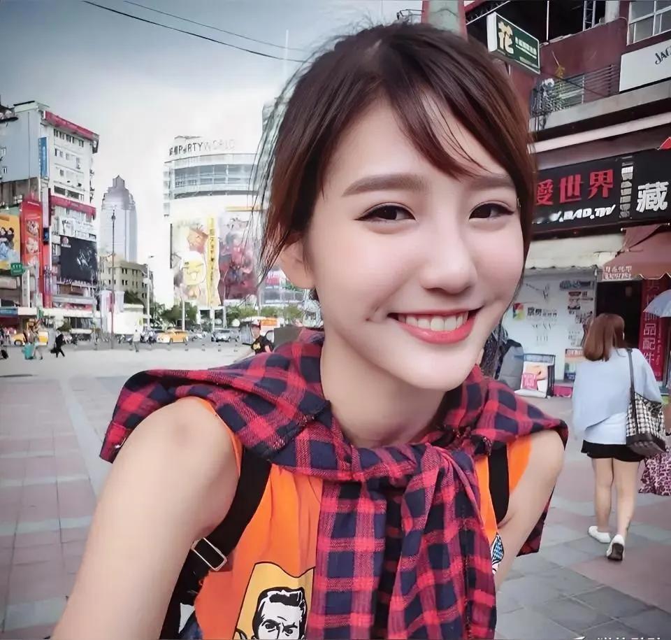 一段特别治愈的话：“爱笑的人运气一定不会差，因为心中溢满了正能量，眼中有善