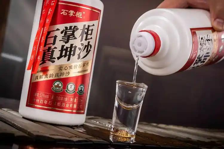 泸州老窖上半年业绩大幅下降，这事儿值得好好琢磨。白酒行业竞争那叫一个激烈，茅台、